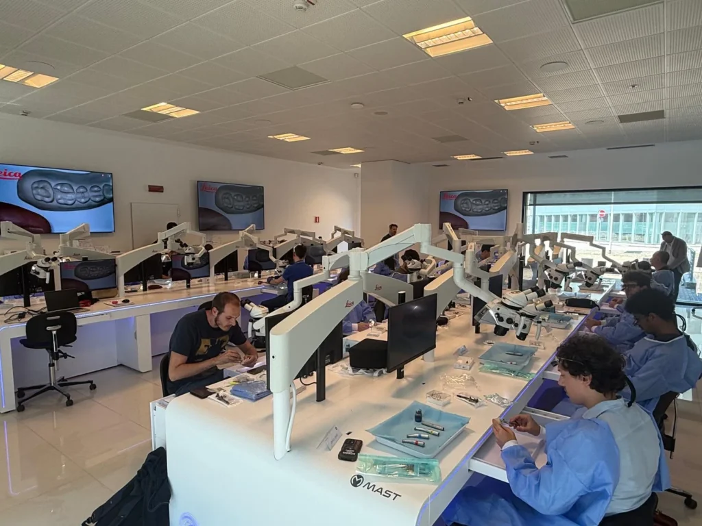 Partecipanti a un corso pratico lavorano ai microscopi
