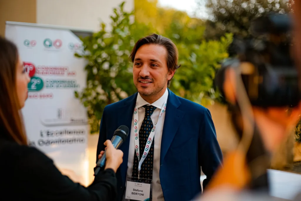 Stefano Bertoni durante una intervista a margine di un congresso