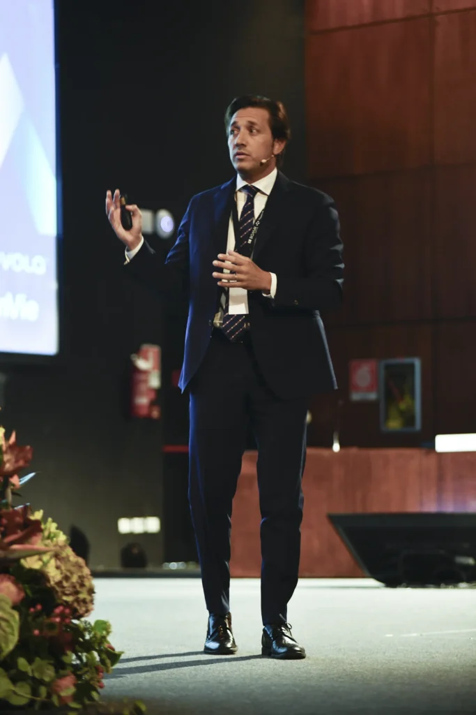 Stefano Bertoni sul palco di un congresso odontoiatrico